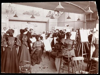 William Chase underviste i en kunstklasse for kvindelige studerende, 1896-98 (sølv gelatinetryk)